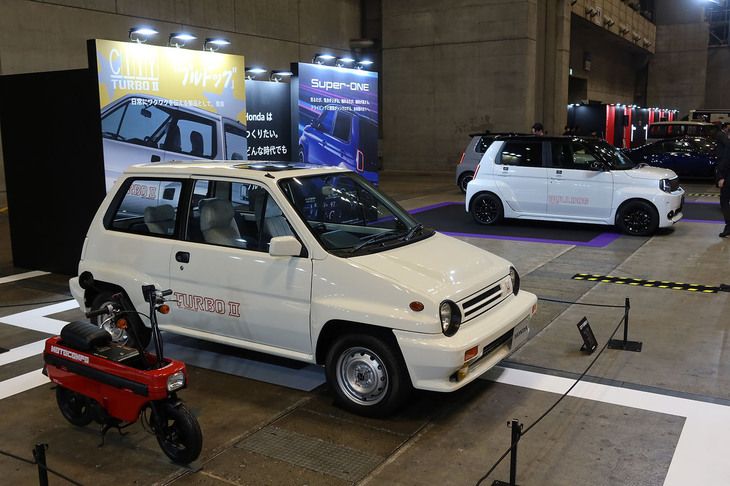 ホンダ・シティ ターボII（写真手前）と、スーパーONE＜オプション装着車＞（同奥）。