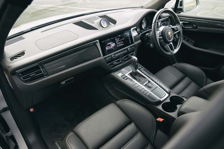 アイポイントは高めであるものの、スポーツカーらしいデザインでまとめられたインテリア。試乗車のそれは、カーボンパネルでドレスアップされていた。