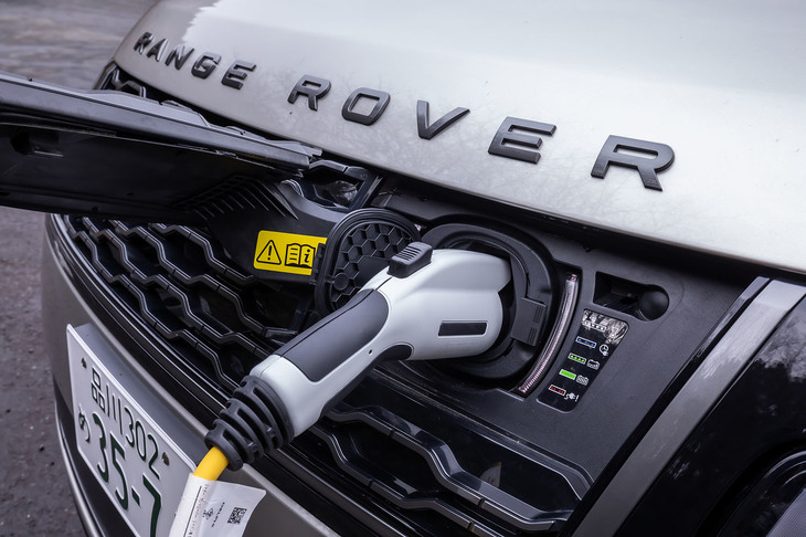 フロントグリルのカバー内に配置されている充電口。200Vの普通充電のみに対応している。