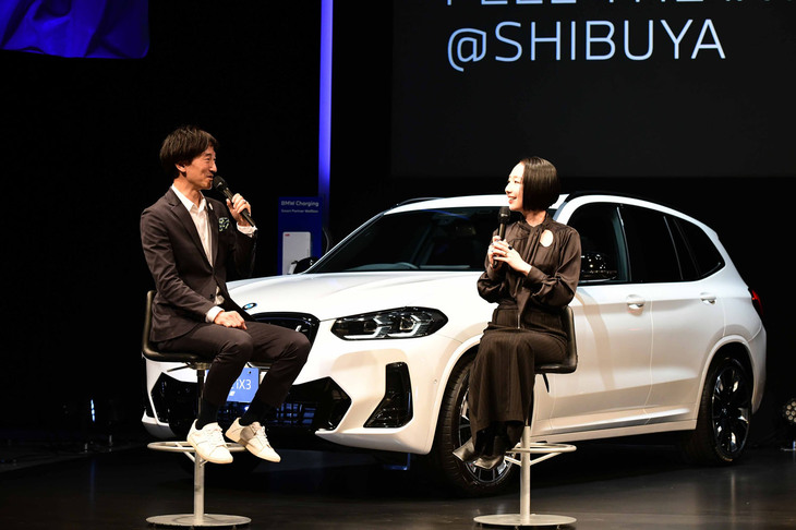 新型電気自動車「BMW iX」「iX3」発表イベントに登壇した佐々木香菜子氏（右）。