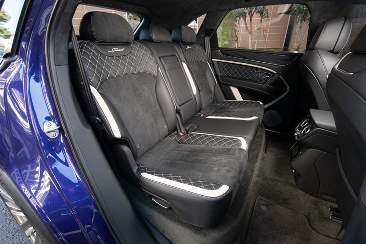 後席の座面は分割式になっており、それぞれ前後に13cm（実測値）スライドできる。