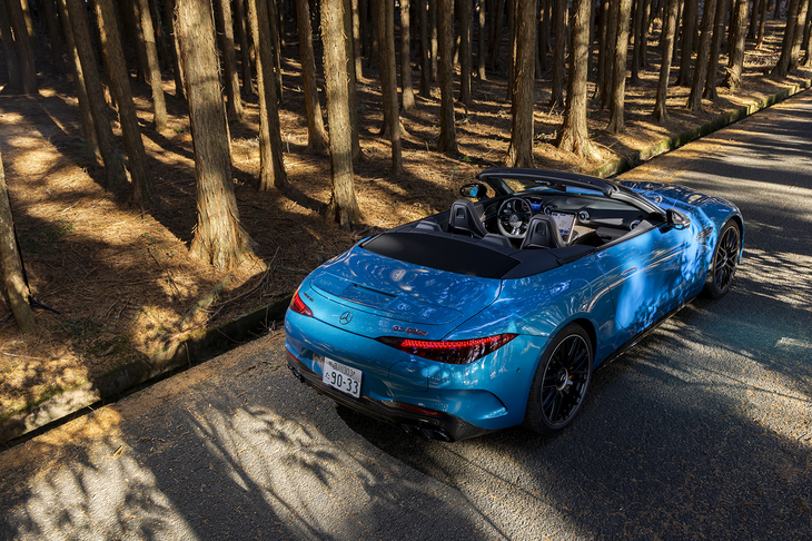 現行型の「SL」は2022年に国内デビュー。メルセデス・ベンツのラグジュアリーなロードスターからメルセデスAMGブランドのスーパースポーツへと生まれ変わった。