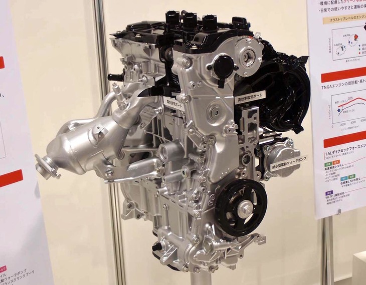 ハイブリッド車用の1.5リッター直3エンジン。基本はノンハイブリッドの1.5リッターモデルと同じだが、バランスシャフトの有無と燃料の噴射方式が相違点。