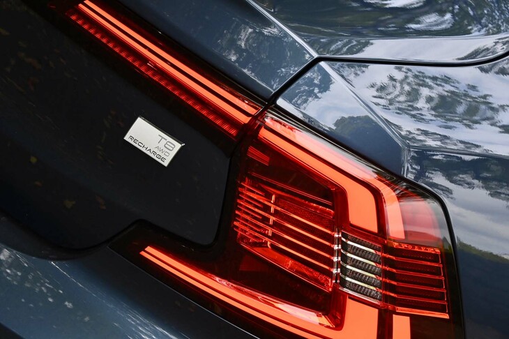 ボルボS90リチャージ アルティメットT8 AWDプラグインハイブリッド（リアコンビランプおよびエンブレム）