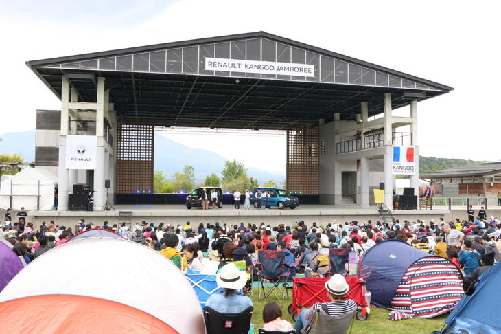 朝早くから日よけのテントを設営する人たちが見られたステージ前。瞬く間に大勢の観覧者によって埋め尽くされた。