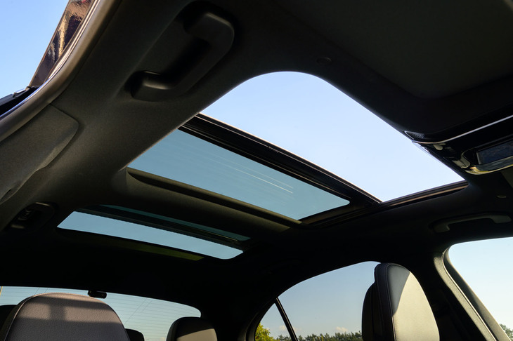 「ラグジュアリー」に標準で装備される、パノラミックスライディングルーフ。他車では26万2000円のオプション装備となる（「スポーツ」には非設定）。