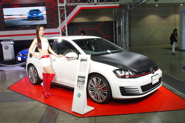 カーボンボンネットが装着された「ゴルフGTI」。スポーティーなイメージがさらに増幅されている。