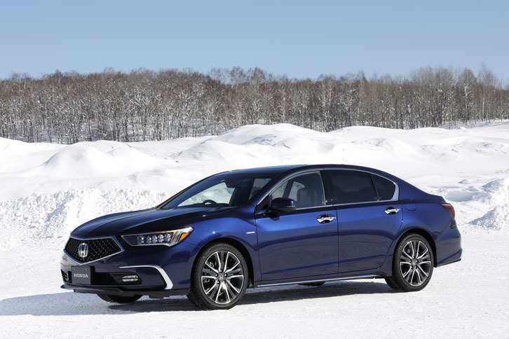 「レジェンドEX」（マイナーチェンジモデル）。ボディーカラーはオブシダンブルー・パール。