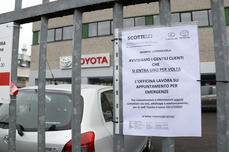 トヨタの販売店。ショールームには「一度に1人だけ入店が許される」と記された紙が残されていた。修理サービスは予約制とのこと。