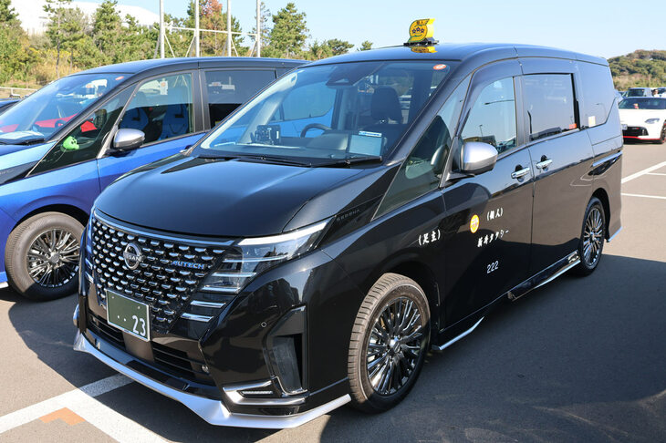 パートナー選びにこだわりを感じることが多い個人タクシーだが、こちらのオーナーは「セレナAUTECH」を愛用。ナンバーも「23（ニッサン）」と、日産車大好きなオーナードライバーさんだ。