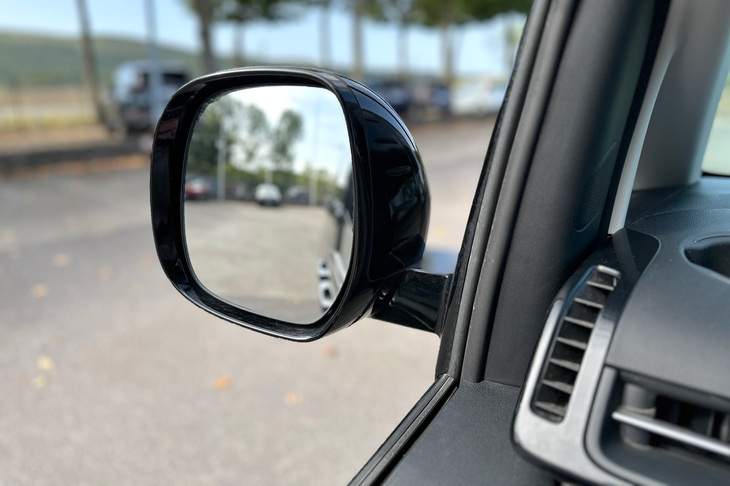 ドアミラーは正方形に近く、視認性良好。