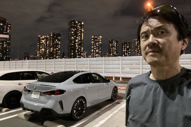2025年3月に国内導入が発表されたBMWの新型「2シリーズ グランクーペ」。今回はそのハイパフォーマンスモデル「M235 xDriveグランクーペ」を夜の首都高に連れ出した。車両本体価格は734万円。シックなボディーカラーは「Mブルックリングレー」と呼ばれるもの。