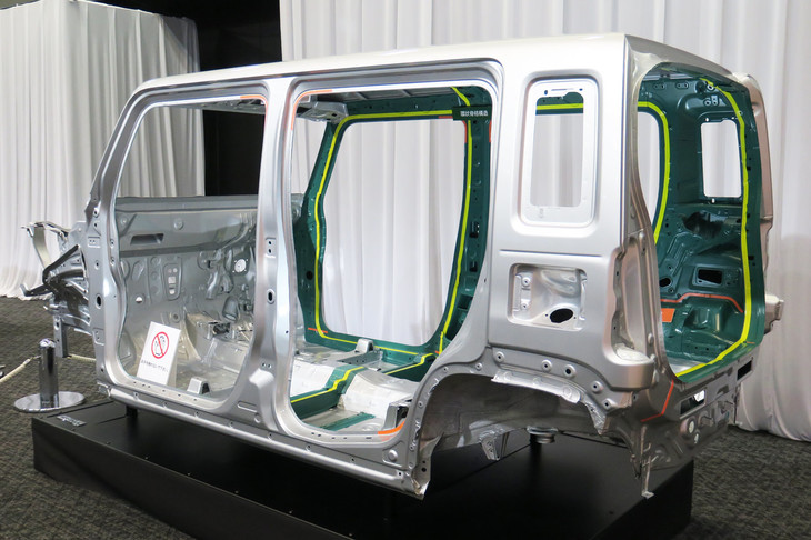 ボディー骨格を斜め後方から見たところ。プラットフォームは今日のスズキ車ではおなじみの「ハーテクト」だが、新型「ハスラー」では、“上屋”にも新しい設計が取り入れられている。