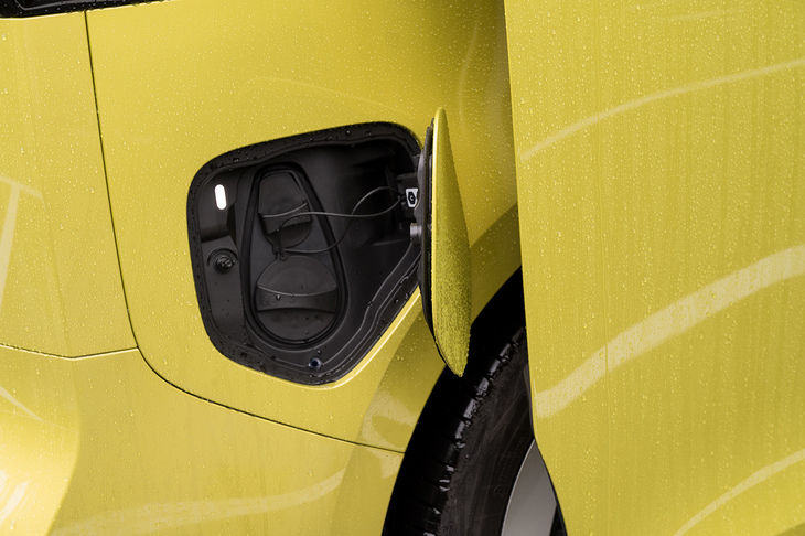 充電ポートは車体の右側後ろ。リッドが開いているとその手前でスライドドアが止まるようになっている。