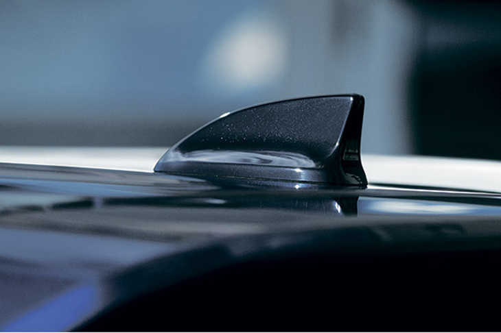 「WR-V」の特別仕様車「ブラックスタイル」では、外板色にかかわらずシャークフィンアンテナが「クリスタルブラック・パール」に塗られる。