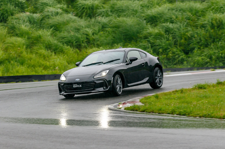 「BRZ」もダンパーの減衰力特性を変更。スポーツ走行時の安定感と普段使いにおける乗り心地の両立を図っている。
