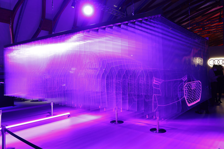 イベント会場の様子。一枚一枚に「Q4 e-tron」のボディー断面図が描かれたアート作品が展示されていた。