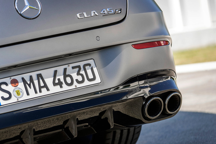 エキゾーストシステムには、エンジンの回転数や負荷に応じて制御されるフラップが備わっており、状況に応じて落ち着いたサウンドと刺激的でスポーティーなサウンドの使い分けが可能。オプションで、センサーで拾ったマフラー内の音を車内にひびかせる「AMGリアルパフォーマンスサウンド」も用意される。