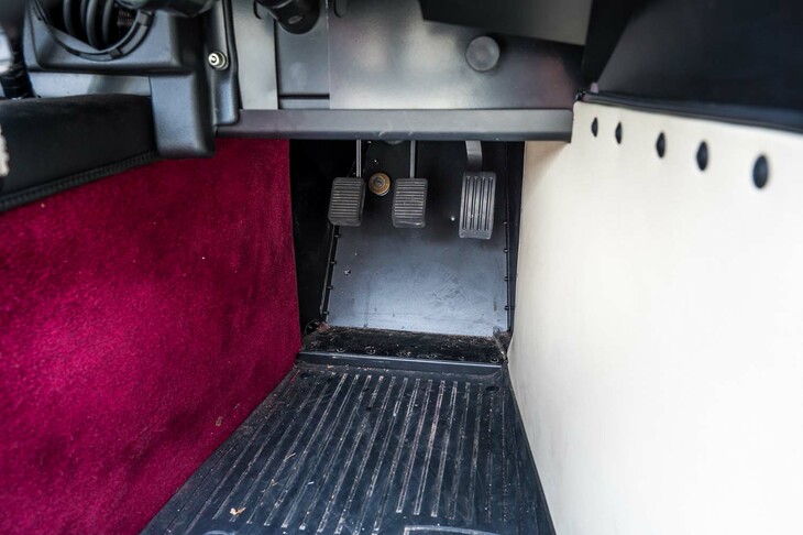 足もとの狭さは、ナローボディーの「セブン／スーパーセブン」の宿命。兄貴分の「スーパーセブン2000」には、オプションで「シリーズ5（ワイドボディー）」も用意される。