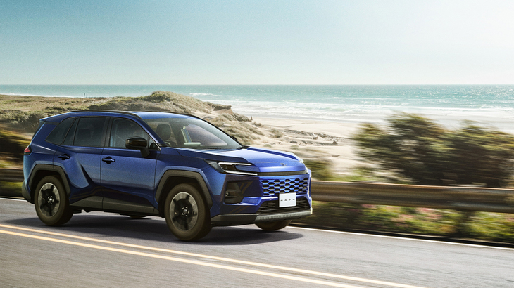 「RAV4」の2.5リッターハイブリッドは先代モデルよりも18PS強力なシステム出力240PSを発生（全車が4WD）。WLTCモードの燃費は最も良好な「アドベンチャー」が22.9km/リッターで、「CR-V」のFF車の19.8km/リッターを楽々と上回る。