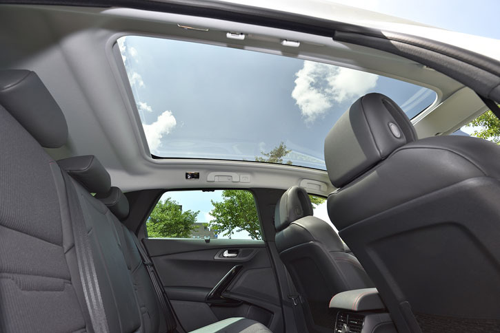 「508SW GT BlueHDi」には電動サンシェード付きのパノラミックガラスルーフが標準で装備される。