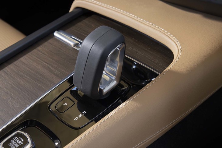 8段ATのセレクターはアルミとレザーで仕立てられる。その左の「ピッチドオークウッド」のシャッターを開けると……