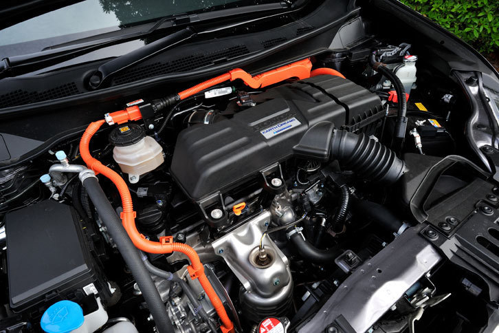 パワーユニットは2リッターのガソリンエンジンと、走行用と発電用の2つのモーターを備えたハイブリッド機構の組み合わせ。トランスミッションは搭載されていない。