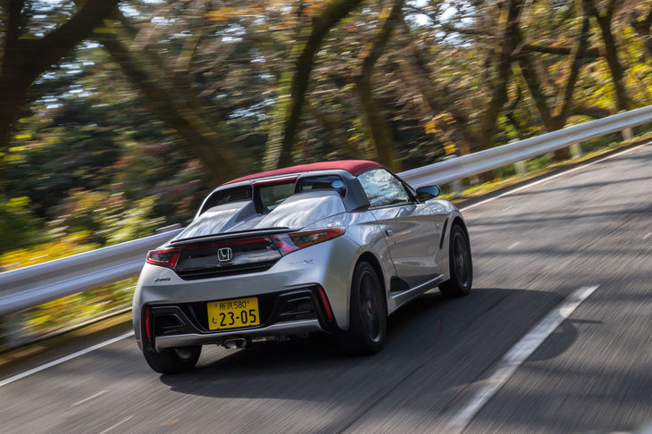 ブレーキには放熱性や摩擦粉の除去に優れたディスクローターと、コントロール性のよさと耐フェード性の高さを重視したブレーキパッドを採用。スポーティーな走行を安心して楽しめる。