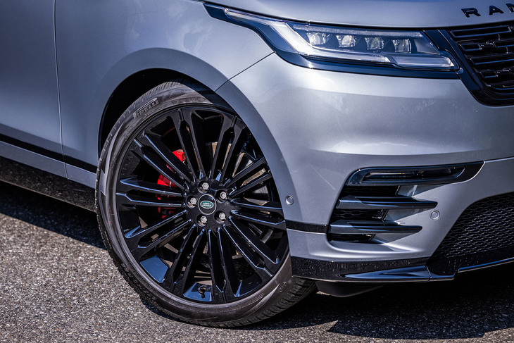 今回の試乗車は20万4000円の有償オプションとなるグロスブラックフィニッシュの「22インチ“スタイル1075”」ホイールを装着。これに265/40R22サイズの「ピレリ・スコーピオンゼロ オールシーズン」タイヤを組み合わせていた。