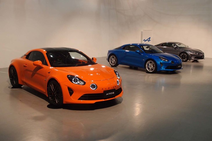 写真左手前から順に、ヘリテージカラー「オランジュ アクロポリス」をまとう「アルピーヌA110S」と、「A110ピュア」「A110リネージ」。