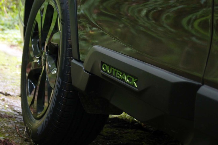 スバル・レガシィ アウトバックX-BREAK EX（リアドア下方のロゴマーク）