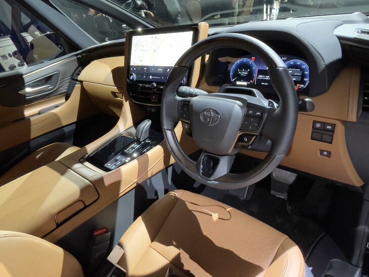 センターディスプレイは14インチでデジタルメーターは12.3インチ。それにヘッドアップディスプレイも採用している。