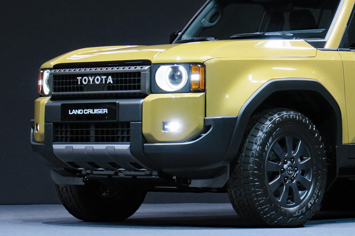 「ランクル250」では、フロントマスクはヘッドランプとバンパーの縁で、ばっつりと断ち落とされている。