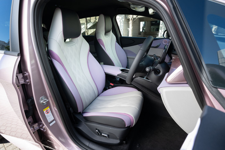 シートの表皮はビーガンレザー。運転席で6ウェイ、助手席で4ウェイの電動調整機能が標準装備だ。
