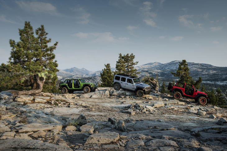 ルビコントレイルを行く新型「ラングラー」の隊列。メディア一行が分乗した全17台は、1台もスタックすることなく、約22マイルの行程を走破した。