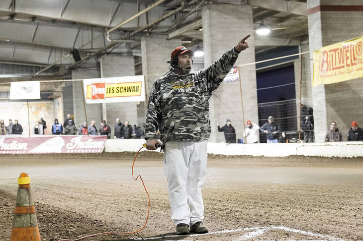 スタートマンの所作もカッコいい。スタートグリッドにそろったライダーたちを確認し、白線で囲った枠に一歩踏み出す。その直後に右手に持ったボタンを押すとシグナルが赤から青に変わり、全車一斉にスタート。その動きは威厳にあふれ、一定のリズムで繰り返される。