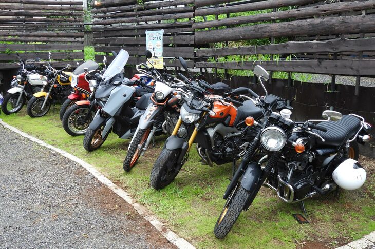 来場したメディア関係者のバイク。なかには「取材がてらメーカーの広報車で来ました」という人もいたけれど、ほとんどが自身のバイクでの参加。みんなのバイクを眺め、話を聞いているだけでも楽しかった。