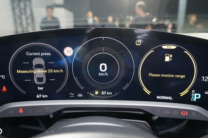 ポルシェ・タイカン ターボ（メーターパネル中央部）