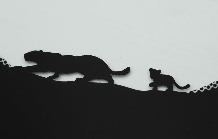 フロントウィンドウの端にあしらわれた、ジャガーの親子をモチーフとしたグラフィック。こうした遊び心は「E-PACE」ならではだ。