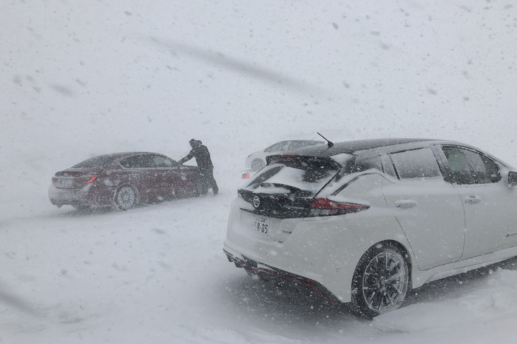 いよいよ吹雪が強まってきた。試乗に備えてクルマの雪を落としてくれるスタッフに頭が下がる。