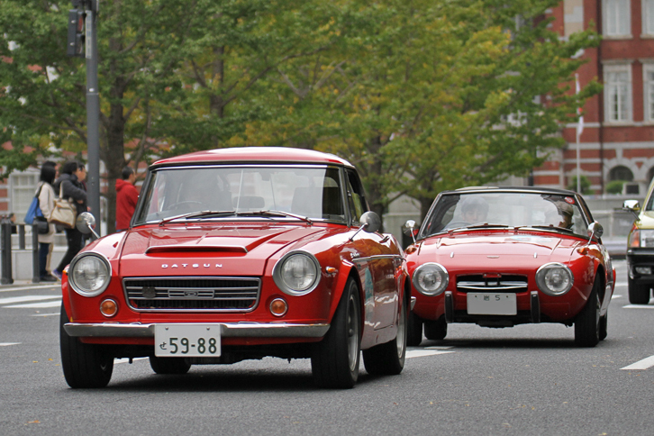 1967年「ダットサン・フェアレディ2000」と1967年「トヨタ・スポーツ800」という、60年代生まれの国産スポーツカー2台。