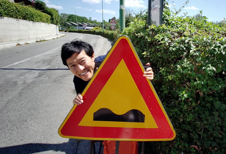 動画より。今回はイタリアの標識について、筆者が住むシエナの街からご案内します。