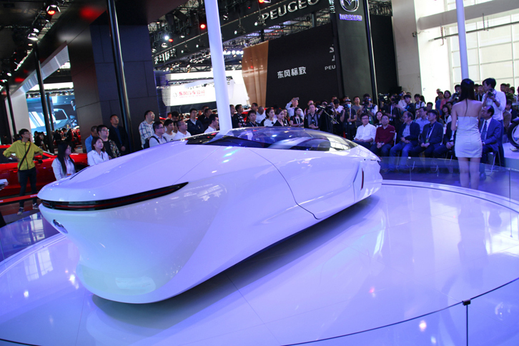 「凌云推背」。ベンチャー企業のリンユン・テクノロジー社によるEVコンセプト。カタログ上の充電時間は3時間で、航続距離は400km。