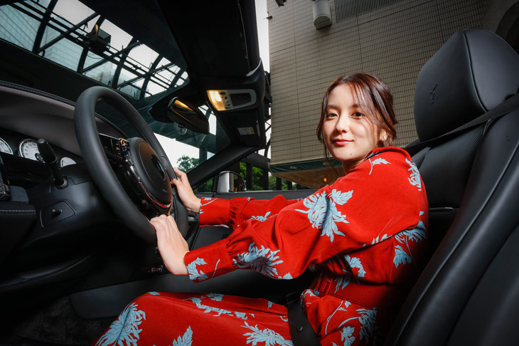 私に似合うでしょうか？　「すてきな紳士にエスコートされて助手席に」というものいいですけれど、私は運転が好きなので、ぜひ運転席で「ドーン」を体験したいと思いました。