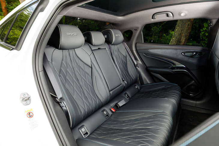 リアシートは同サイズの内燃機関車では太刀打ちできない広さだ。