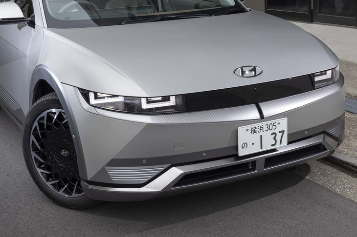 伏し目気味なヘッドランプと、それを縁取る四角いLEDが“目ヂカラ”を生み出している。