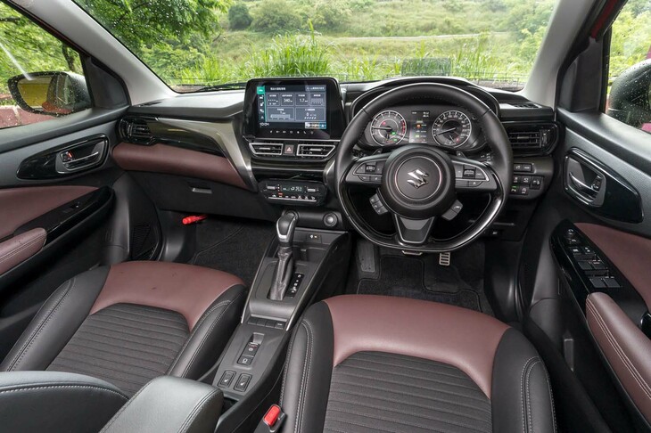 力強さやたくましさを表現したというインテリア。内装色にはブラックとボルドーのツートンカラーが用いられている。