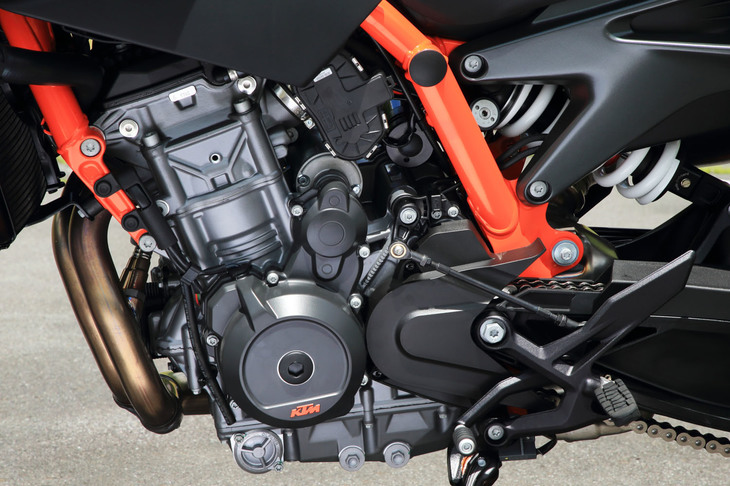 排気量890ccの新型2気筒エンジン。最高出力は「790デューク」の105PSから121PSにアップしている。