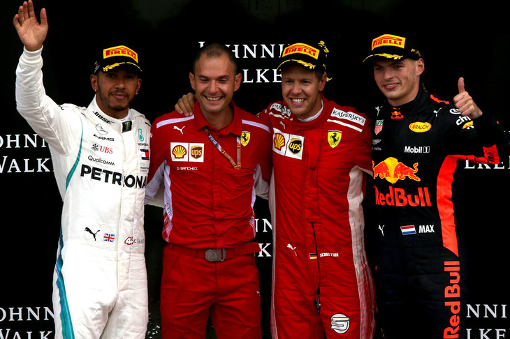 F1第13戦ベルギーGPを制したフェラーリのセバスチャン・ベッテル（写真右から2番目）、2位に入ったメルセデスのルイス・ハミルトン（同左端）、3位でレースを終えたレッドブルのマックス・フェルスタッペン（同右端）。（Photo=Red Bull Racing）