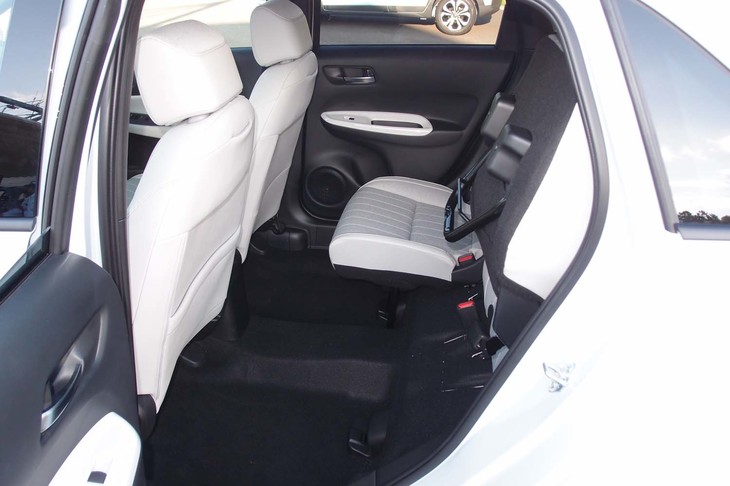 ガソリンタンクのセンタータンクレイアウト（前席下への搭載）や、後席のチップアップ機能は継承。新型もユーティリティー性の高さを誇る。写真は「ホーム」グレードのもの。